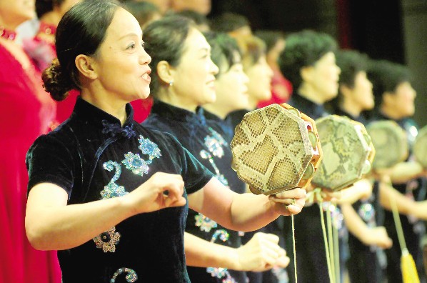图（1）12月31日，东昌府区民间文艺表演队在表演八角鼓说唱《青天白去》。 