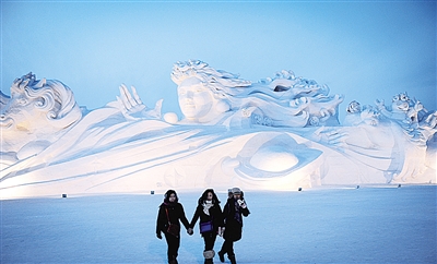 1月6日拍摄的雪博会园区主塑《星际梦想》