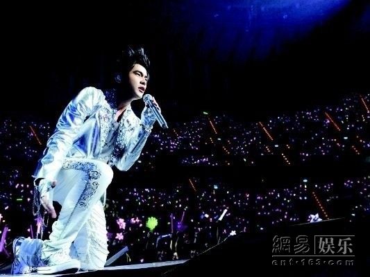 一向求新求变的周杰伦在着手准备魔天伦2014年巡回演唱会的同时不忘