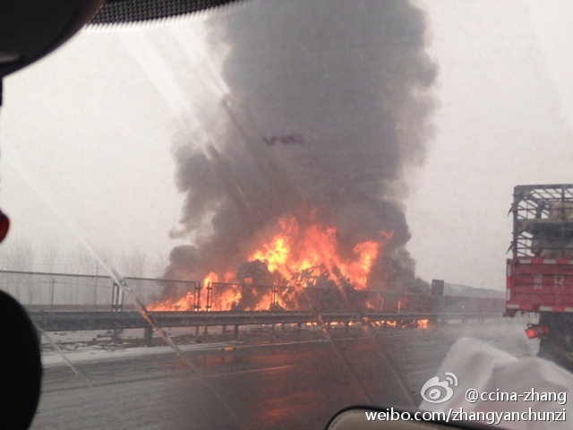 春运首日京沈高速百车相撞 火光冲天(组图)