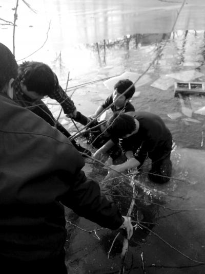 男童玩耍跌落鱼塘冰窟 司机乘客接力救援(图)