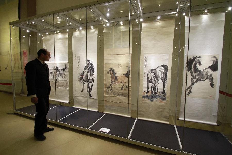 （2）1月22日，参观者在南京博物院特展馆欣赏徐悲鸿的5幅《奔马图》。