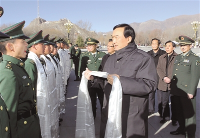 陈全国在拉萨看望慰问驻藏人民解放军和武警部