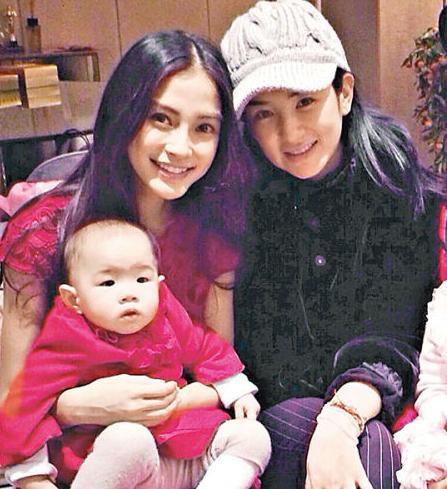 黄晓明Angelababy同到黄奕家拜年 抱女孩显爱