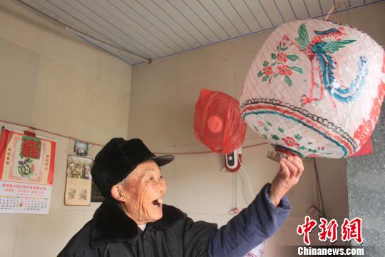2013年元宵，“灯笼俞”向记者展示他做的灯笼。　邵思翊　摄