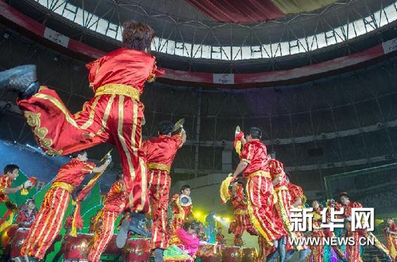     北京房山区非物质文化遗产项目《鼓舞声声》的表演（2月14日摄）。新华网图片 张宇 摄