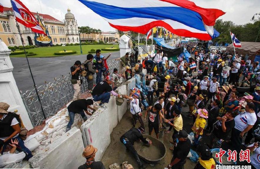 泰国反政府示威者包围了泰国政府所在地