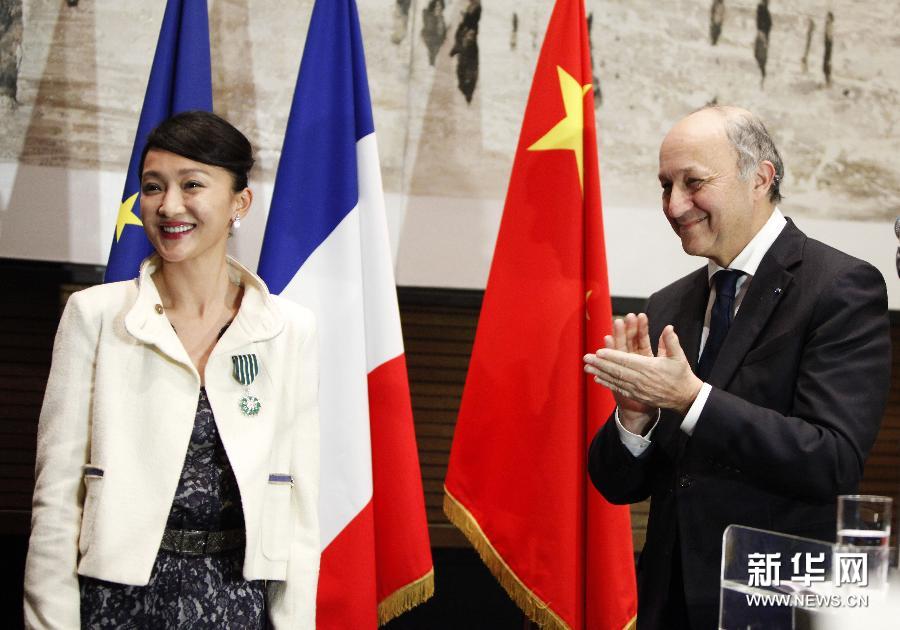 （3）2月21日，法国外长法比尤斯（右）鼓掌，庆祝中国演员周迅获颁法国艺术与文学骑士勋章。