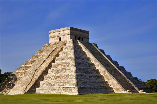 墨西哥奇琴伊察的库库尔坎金字塔.