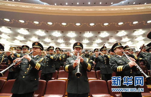 3月5日，第十二届全国人民代表大会第二次会议在北京人民大会堂开幕。这是军乐团奏国歌。新华社记者王晔摄