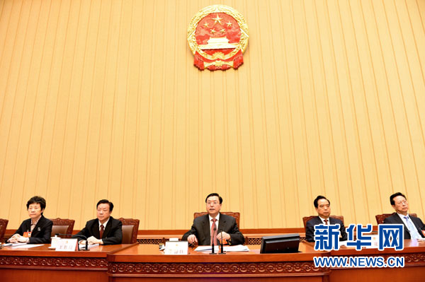 3月9日，十二届全国人大二次会议主席团在北京人民大会堂举行第二次会议。主席团常务主席张德江主持会议。记者 李学仁 摄
