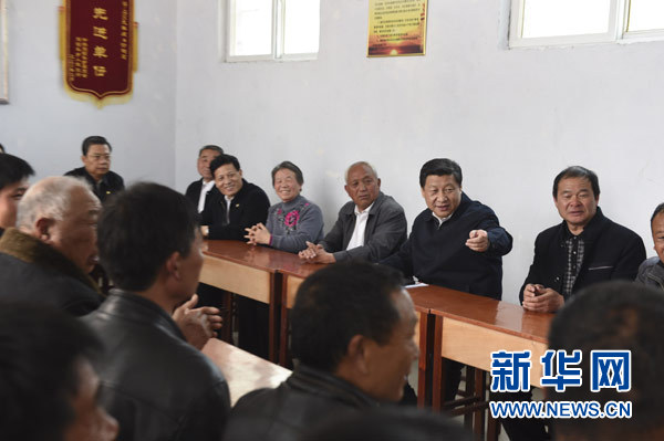 　　3月17日，习近平在东坝头乡张庄村村委会与干部群众座谈，听取意见和建议。新华社记者 李学仁 摄
