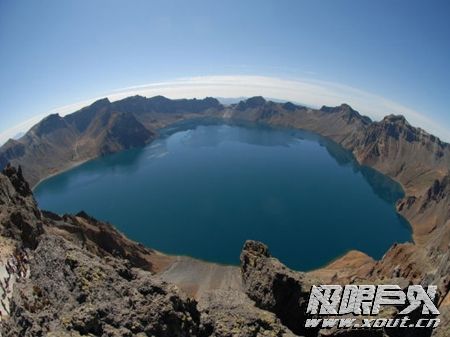 探索长白山天池:感受春天火山口鲜花