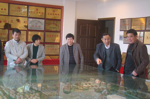 陆永康（右二）带领新一届村集体领导班子，探讨新农村后期发展方向