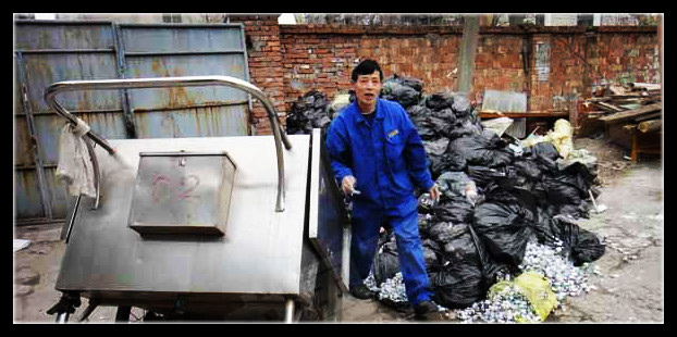 图为2012年，江西南通第一人民医院领导公开贩卖医疗垃圾给“收货车”。