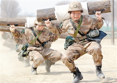 新疆军区某团组织战士进行极限体能训练（图）