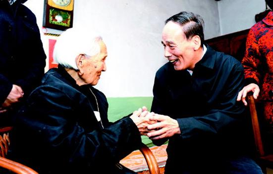 3月24日,王岐山到蒙阴县人力资源和社会保障服务中心考察。 