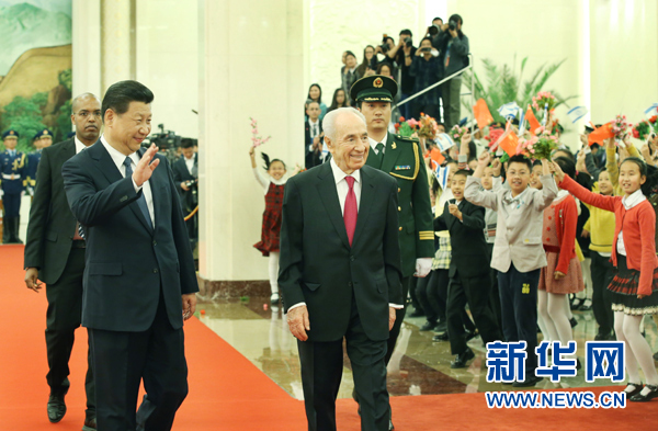 　　4月8日，国家主席习近平在北京人民大会堂同以色列总统佩雷斯举行会谈。这是会谈前，习近平在人民大会堂为佩雷斯举行欢迎仪式。新华社记者 姚大伟 摄