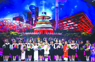 中国交响乐团附属少年及女子合唱团的孩子们与东盟各国的友谊小使者在开幕式演出中共同演唱《让世界充满和平》。 卢 旭 摄