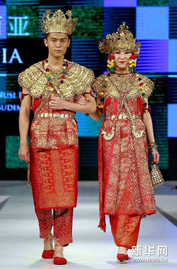 4月8日，模特在展示印尼服装设计师的时装作品。