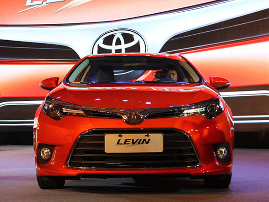 全新COROLLA 卡罗拉 稳步推进混合动力本地化 自1997年PRIUS普锐斯问世以来,至今混合动力车型全球销量已经超过640万辆。从2011年开始,丰田着手进行混合动力技术首次在日本以外的本地化生产。近几年来,丰田已经成立了混合动力核心部件电池的生产工厂,以及生产CVT和混合动力变速驱动桥的丰田汽车(常熟)零部件有限公司(TMCAP)。此外,随着逆变器国产化相关筹备工作的顺利推进,混合动力的国产化准备工作也日趋完善。 伊原副社长在车展上表示:2015年,丰田将在新卡罗拉及雷凌车型上搭载国产混合动力总