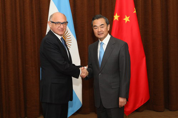 Relaciones comerciales encabezan la agenda del canciller chino en Argentina
