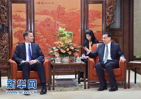 　　4月23日，国务院总理李克强在北京中南海紫光阁会见来华出席中英高级别人文交流机制第二次会议的英方主席、英国卫生大臣亨特。新华社记者 李涛 摄