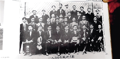 1924年，丁肇青（后排右二）与周恩来、邓小平等在巴黎合影。 郑州晚报记者 石闯 通讯员 张晓彭 刘力果 图 