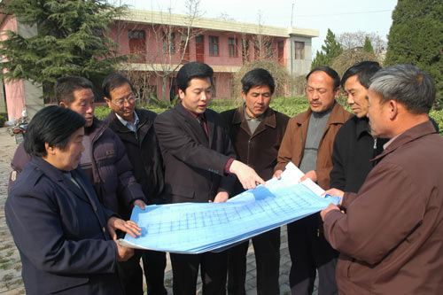 田苏辉和两委会成员商讨道路硬化及村庄美化建设