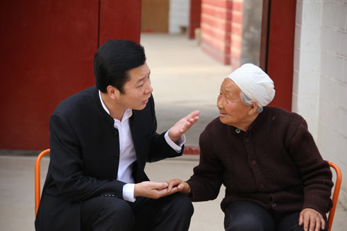 田苏辉与孤寡老人亲切交谈，关心老人身体状况及生活情况