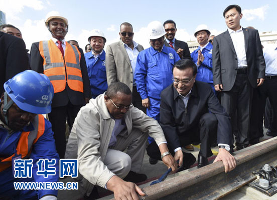 Li Keqiang visita exposición de ferrocarril y aviación de China en Etiopía