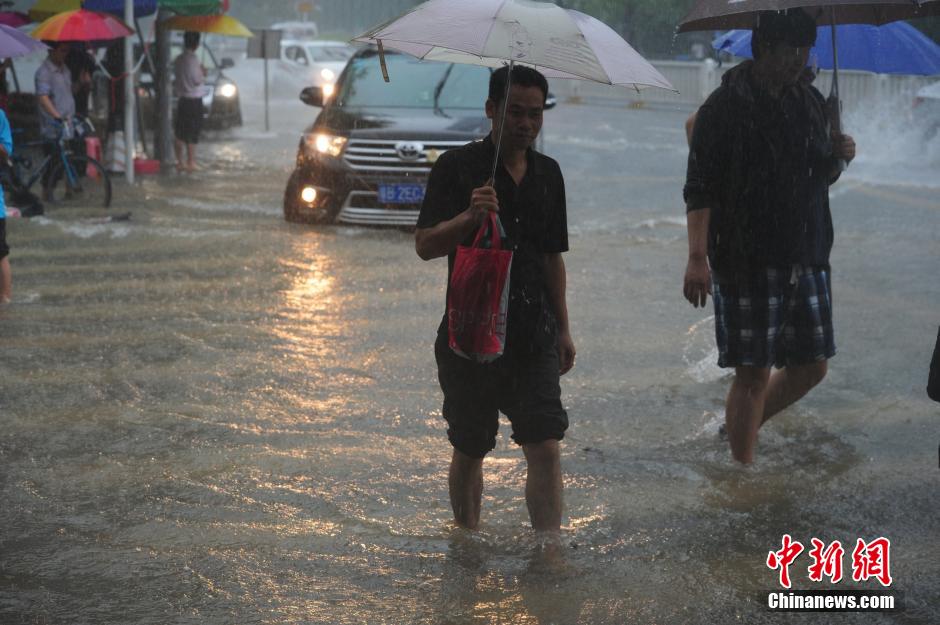 Сильнейшие дождяобрушились на пять южных и центральных провинций Китая