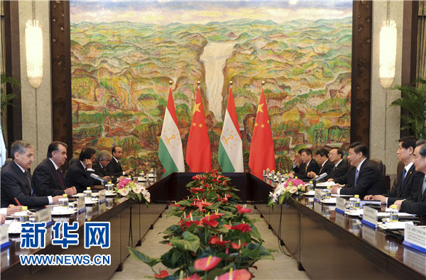 5月19日，国家主席习近平在上海会见塔吉克斯坦总统拉赫蒙。新华社记者 张铎 摄