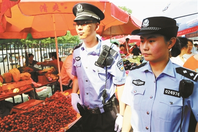 北京警方连夜部署启动一级防控 配枪进地铁_新