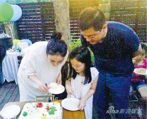 王菲与李亚鹏一起为李嫣庆祝8岁生日(图)_综艺