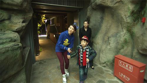小鹿姐姐带吕亚桥参观恐龙博物馆