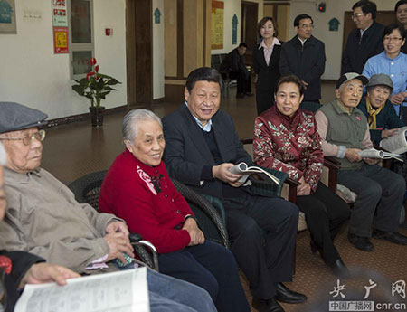 2013年12月28日，国家主席习近平来到北京市海淀区四季青敬老院，看望一线职工、慰问困难群众。