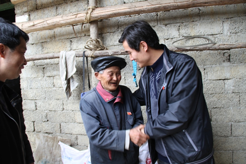 杨斌在地震灾区看望带头救灾的农村老党员