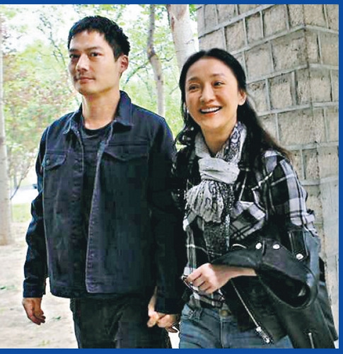 周迅携男友出席活动 变小鸟依人一直甜笑(图)