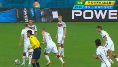德国任意球逗比战术 穆勒惊天一跪笑喷了