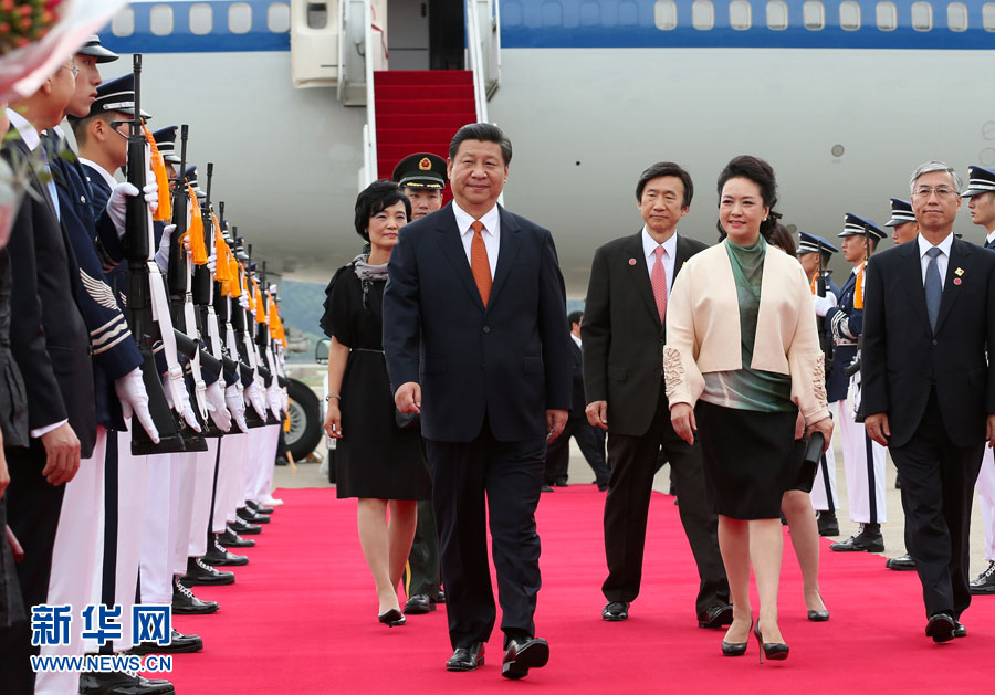 　　7月3日，国家主席习近平抵达首尔，开始对韩国进行国事访问。这是韩国礼兵沿着红地毯两侧列队，向习近平和夫人彭丽媛行注目礼。新华社记者 兰红光 摄