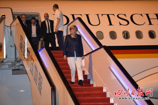 德国总理默克尔抵达成都，走下飞机弦梯。