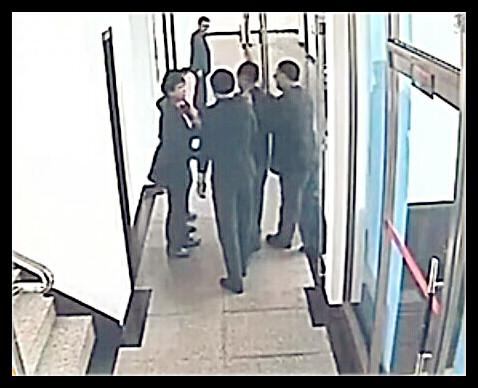 图为监控录像拍摄到“三男子将王贵森架出办公室”的画面。