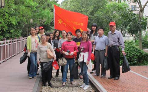 夏商物产组织青年志愿者开展捡垃圾洁净景区公