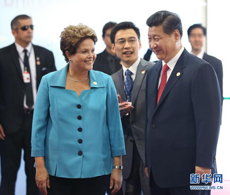 7月15日，国家主席习近平在巴西福塔莱萨出席金砖国家领导人第六次会晤。这是巴西总统罗塞夫迎接习近平主席。 新华社记者 兰红光 摄 