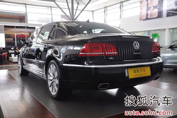 辉腾是大众汽车公司生产的顶级豪华轿车,于2002年正式量产上市。新辉腾全新设计的前脸,继承当前大众汽车品牌设计的特点,突出水平线条,其宽大沉稳有力的造型,突出了一种永恒的高雅感觉,而尾部和侧面的线条也有了新的调整,低调中流露出一种迷人的德式奢华气息。空间方面,无论是上一代辉腾还是新辉腾,在车辆的乘坐空间特别是后排乘坐空间方面都绝对可以让人满意。