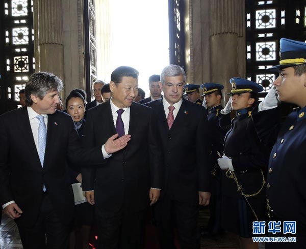 当地时间7月19日，国家主席习近平在布宜诺斯艾利斯会见阿根廷副总统兼参议长布杜（前左一）和众议长多明格斯（前左三）。记者丁林摄