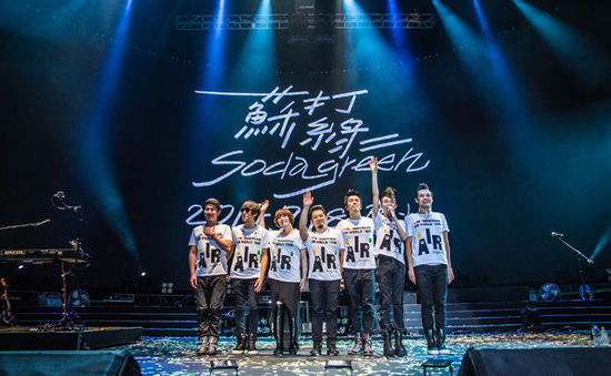 近3小时的演出苏打绿卖力演唱,《狂热》开场到耳熟能详的《小情歌》