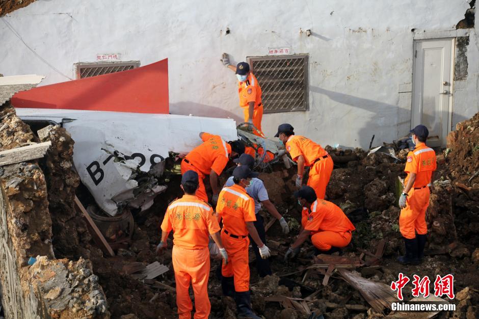 На месте крушения тайваньского лайнера экстренные службы завершили предварительную следственную работу и очистку территории. 
