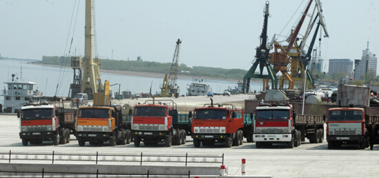 俄罗斯PT296号轮渡满载14辆货车抵达黑河货检口岸等待出关。